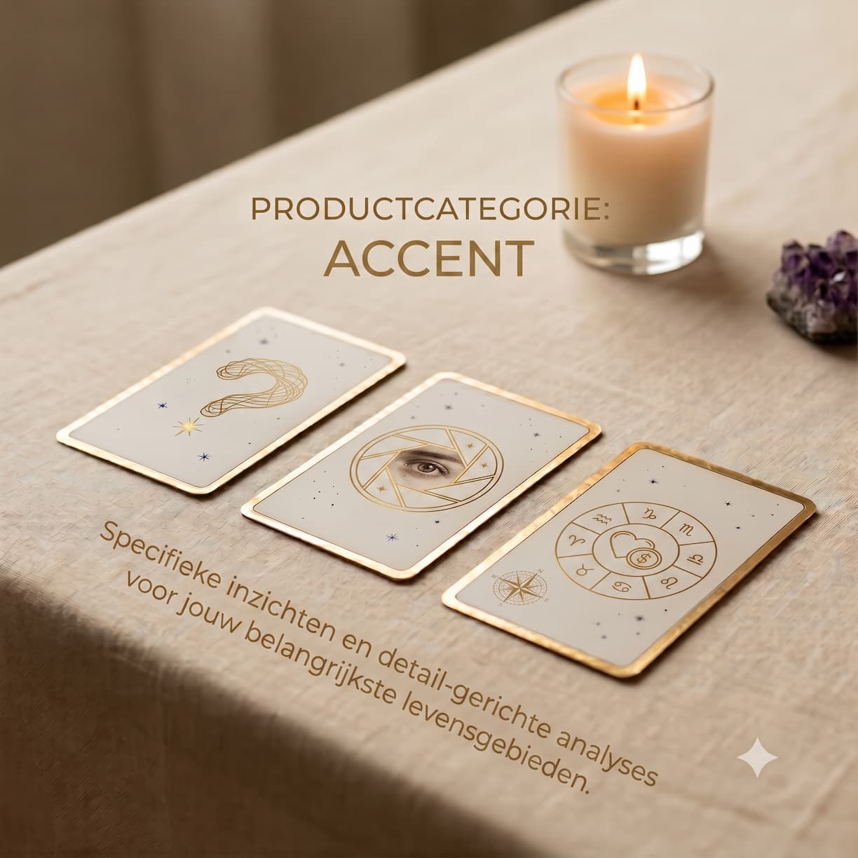 Drie tarotkaarten met een oog, een dierenriemwiel en een vraagteken, bij een brandende kaars en een stuk amethist. Tekst op de afbeelding: Productcategorie Accent.